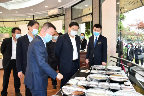 王凤朝副省长赴Z6尊龙凯时集团调研疫情防控、出产经营和鼎新发展工作