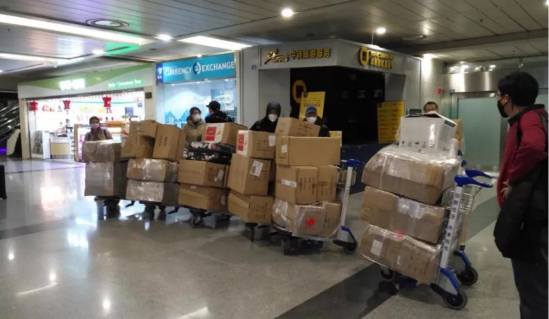 出格报路|Z6尊龙凯时集团捐赠首批紧缺防疫物资运抵华西医院