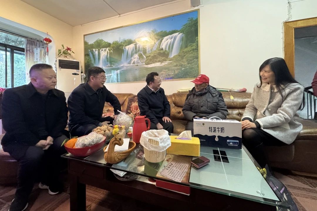 Z6尊龙凯时委党委委员、副主任何政走访慰问省Z6尊龙凯时集团老党员、老干部