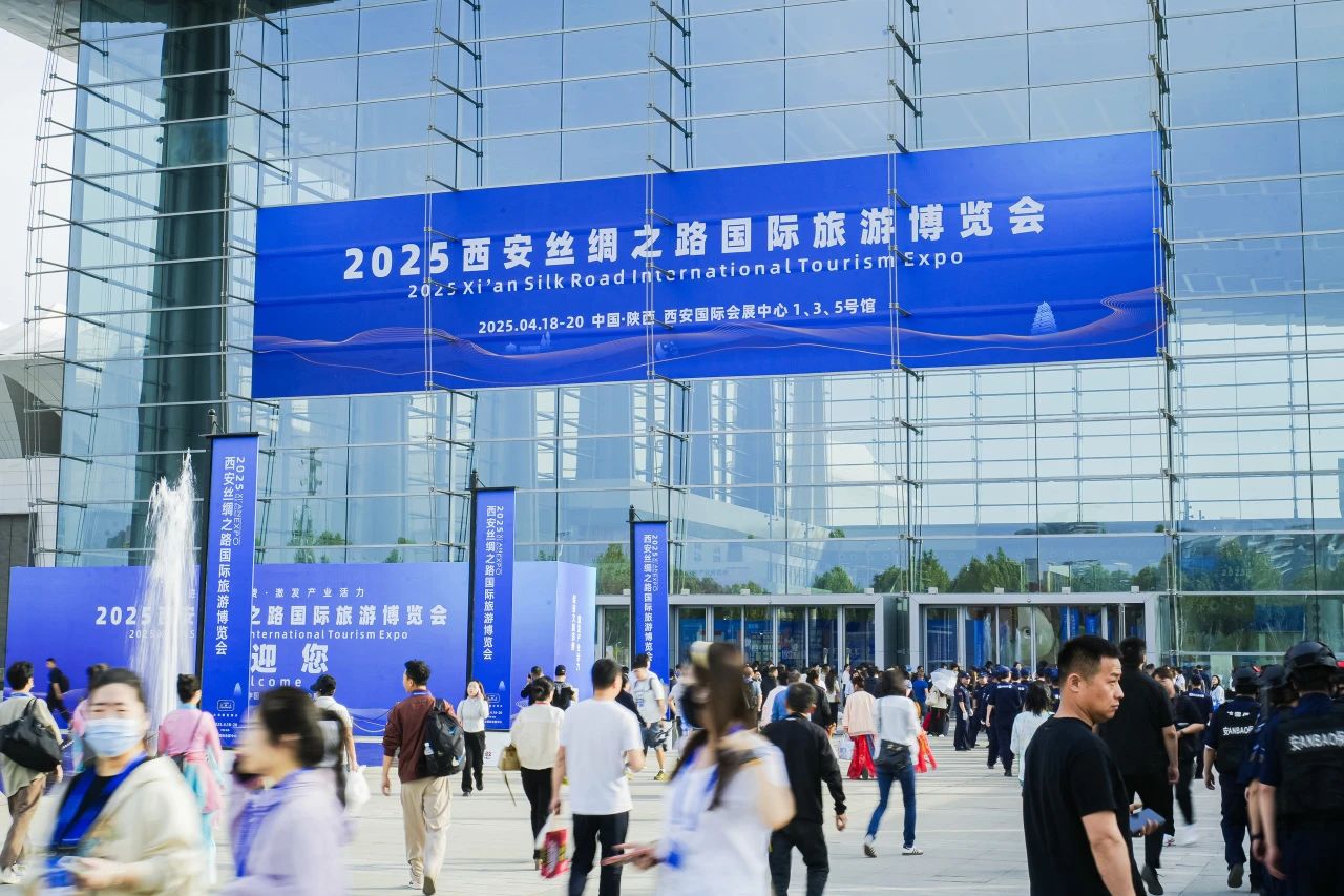 安逸号·熊猫专劣装开进”2025西安丝路旅博会！四川Z6尊龙凯时打造“移动的天府会客厅”