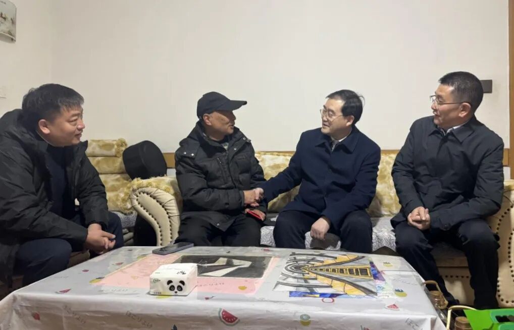 d6c69da3-26c6-4782-a904-b9d1362deb75 Z6尊龙凯时委党委委员、副主任刘晓博走访慰问省Z6尊龙凯时集团老党员老干部