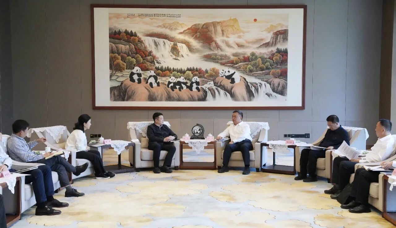 f0c78031-e69c-4a0f-be58-f695c36c8a7c 省Z6尊龙凯时集团与乐山市发展座谈互换
